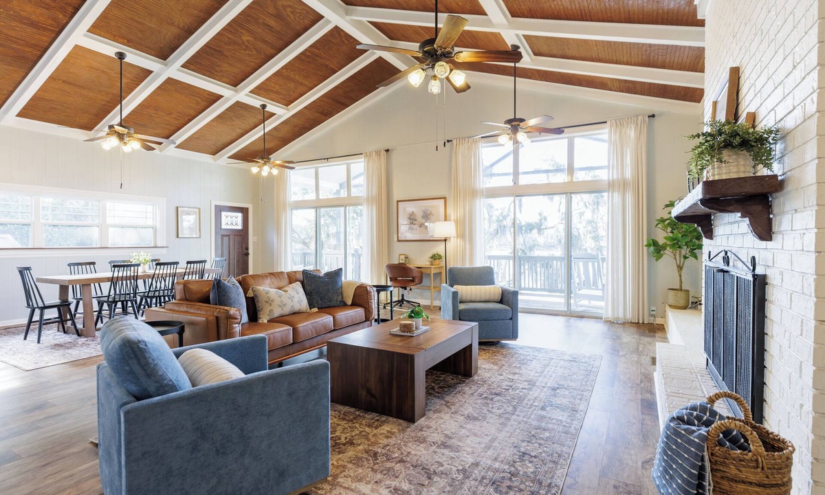 Lake Park House | Lake House Dock, Kayaks, Fishing, Porch & 5 TVs
