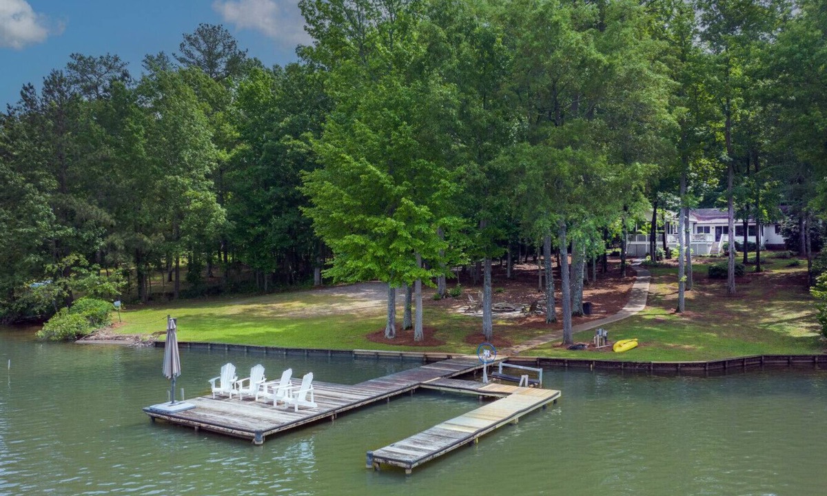Eatonton House | Lake Oconee|Dock|Fire Pit|Big Views|Pet Friendly