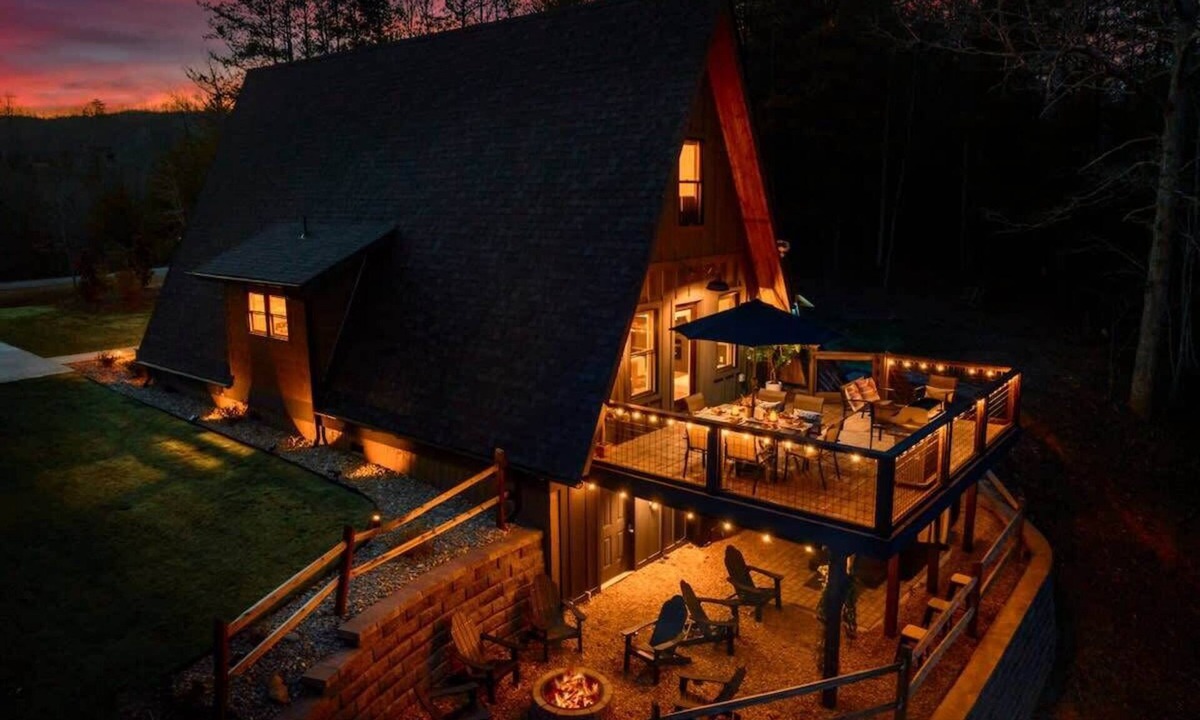 Mill Spring House | Lakefront Sauna Private Dock Kayaks Hot Tub Fire Pit