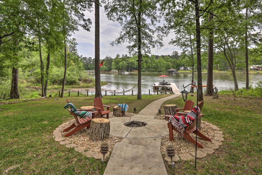 Milledgeville House | Lakefront Sparta Home: Fire Pit, Dock & Kayak