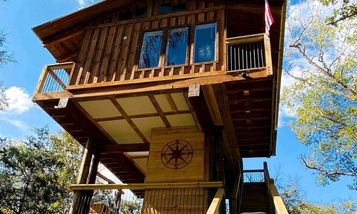 Jackson Cabin | Lakeside Treehouse Rental with Hot Tub for Georgia Glamping