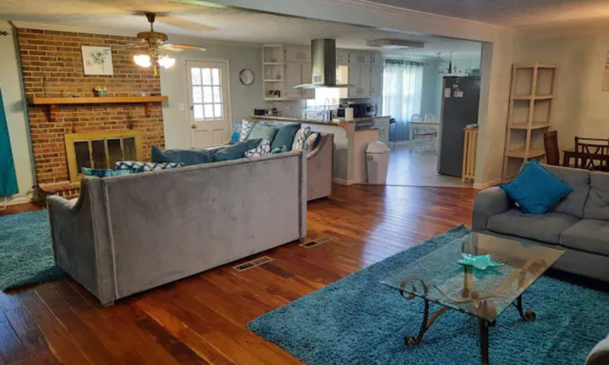 Lilburn House | Large Home 35 Minutes to Atlanta Sleeps 20