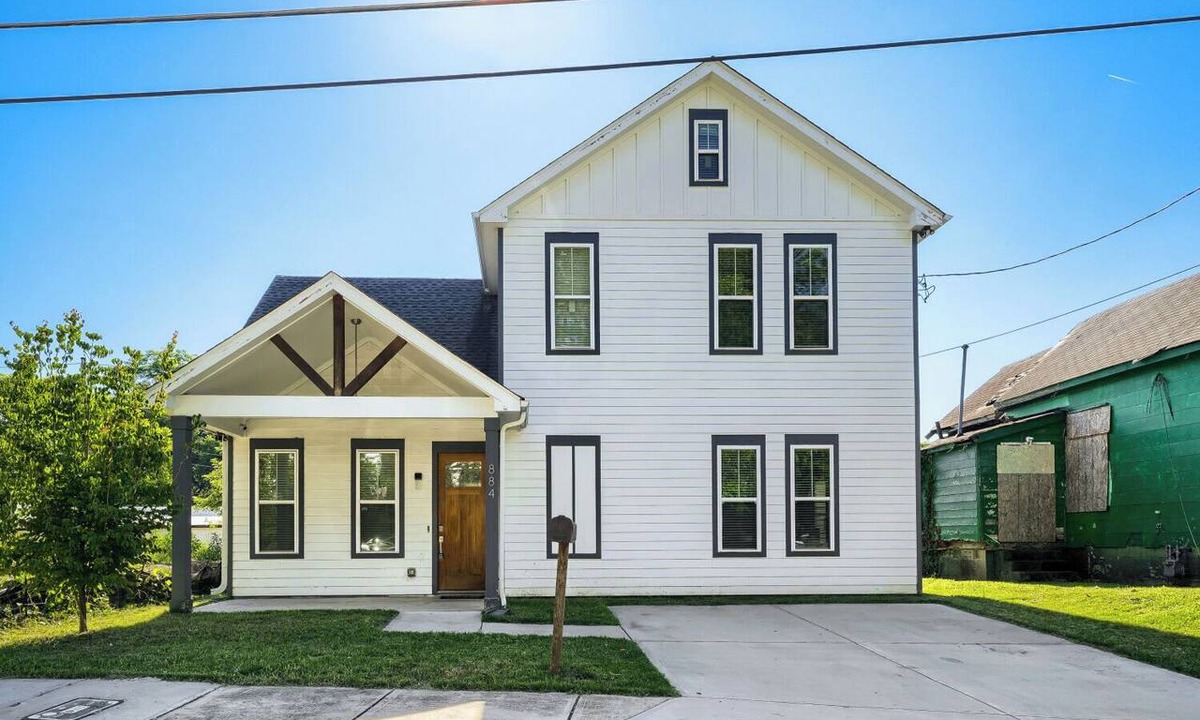 Pittsburgh House | Lavish Atlanta Getaway | 4 BR w/Fenced Backyard