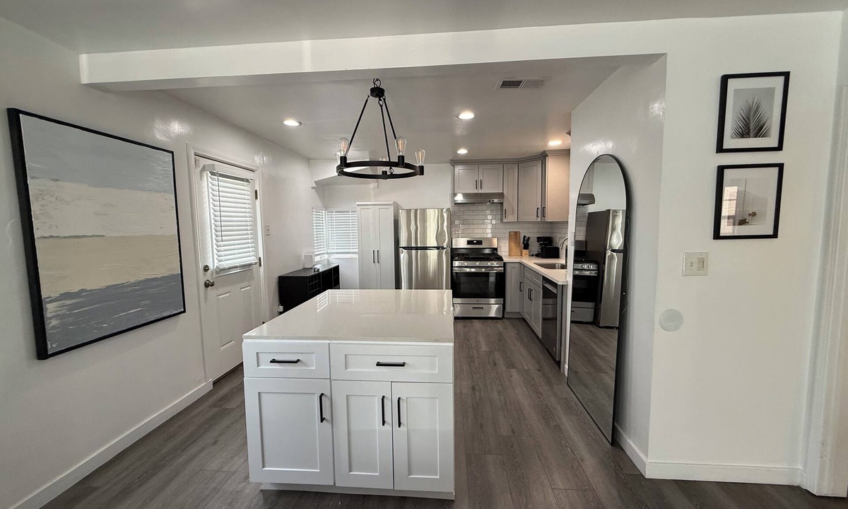 Bixby North House | Long Beach - Renovated 2BR - Full Kitchen + W/D - Monthly Stays