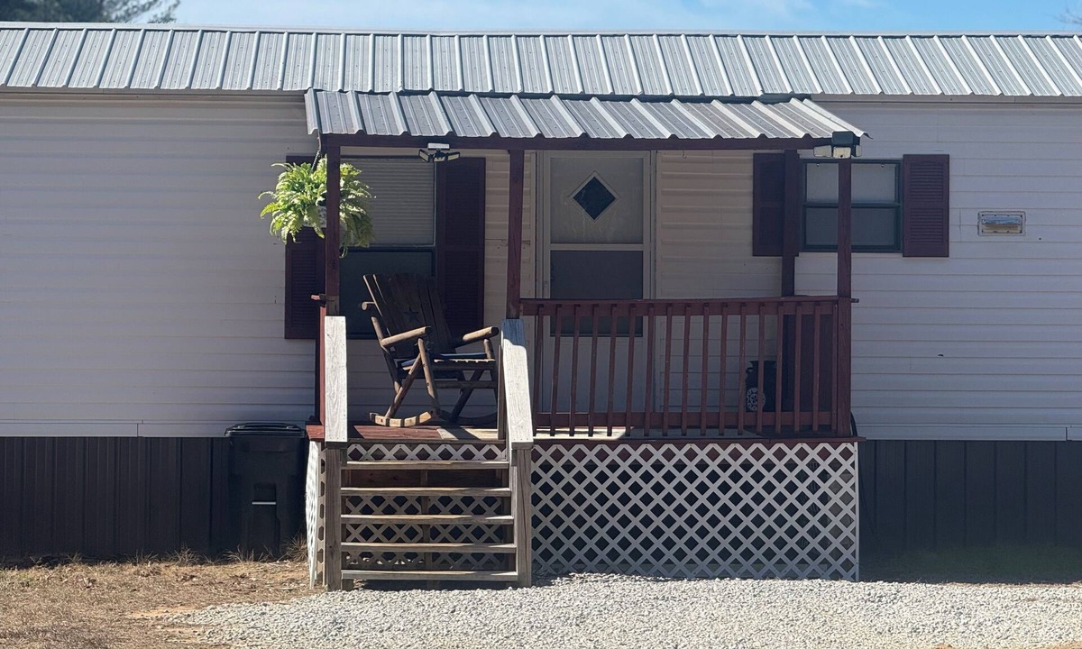 Sparta House | Lovely 3-bedroom 2 Full Bathroom Farm experience in Sparta GA