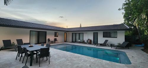 Coral Ridge Isles House | Lovely Studio Suite - Heated Pool - 10 mins Beach