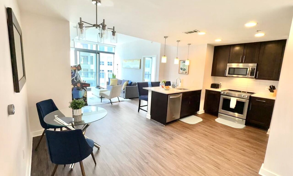 North Buckhead Apartment | Luxury 3BR Buckhead Penthouse/Pool/Balcony/Walk to Lenox,Phipps Plaza & Marta