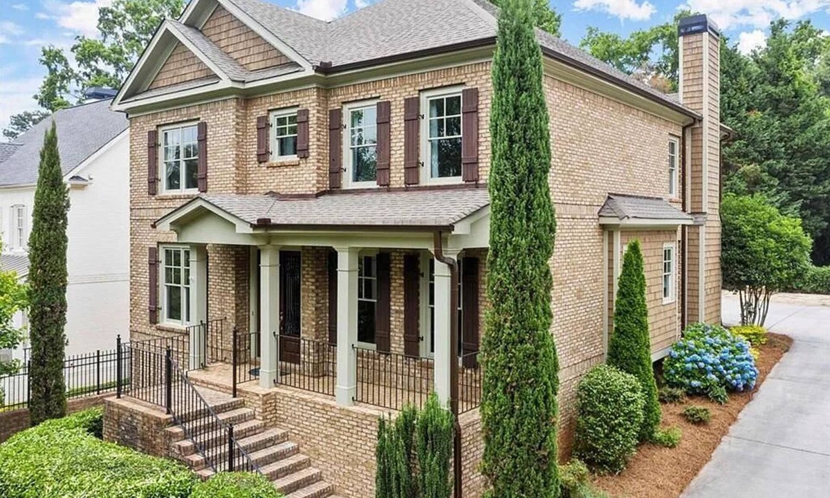 Sandy Springs House | Luxury Buckhead executive Oasis for Family or work