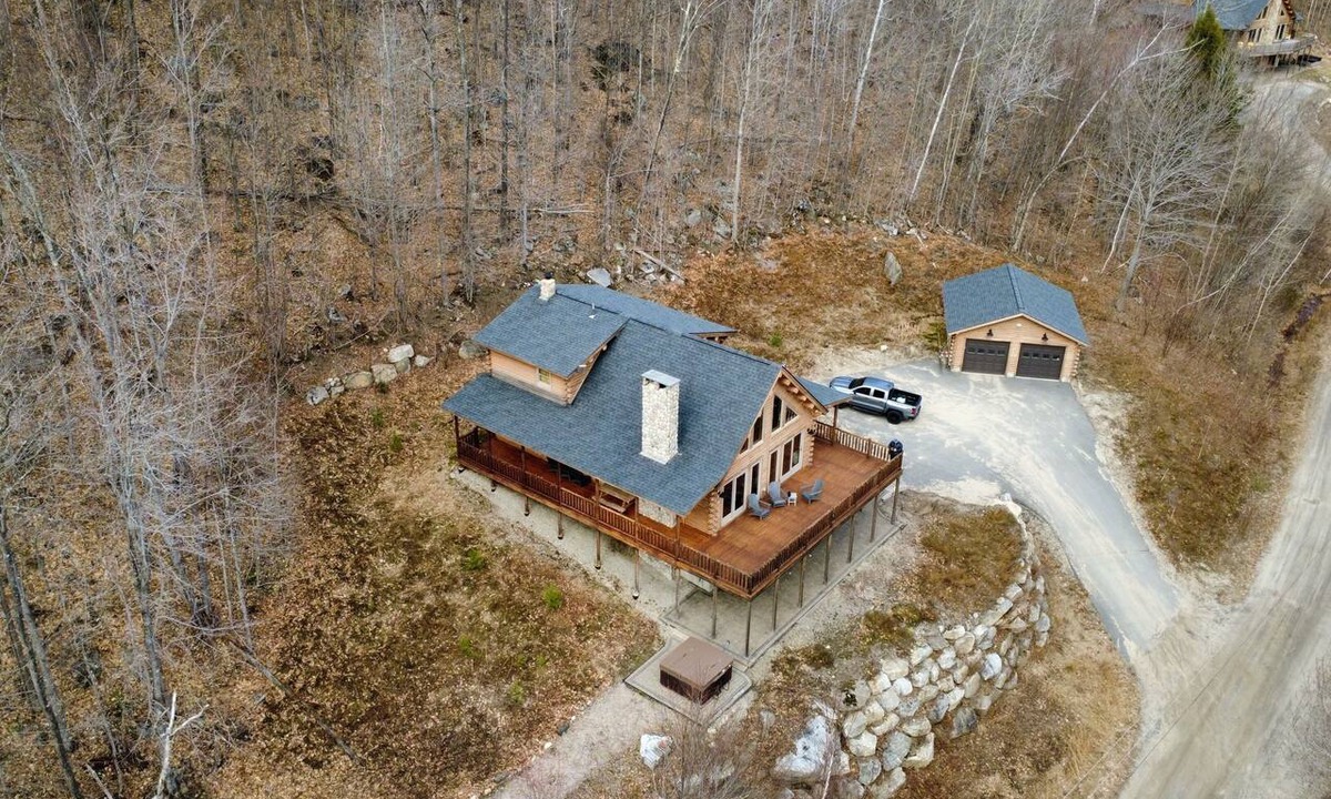 Gilead Cabin | Luxury Cedar Log Cabin near Sunday River with Mtn Views, Hot Tub & Game Room