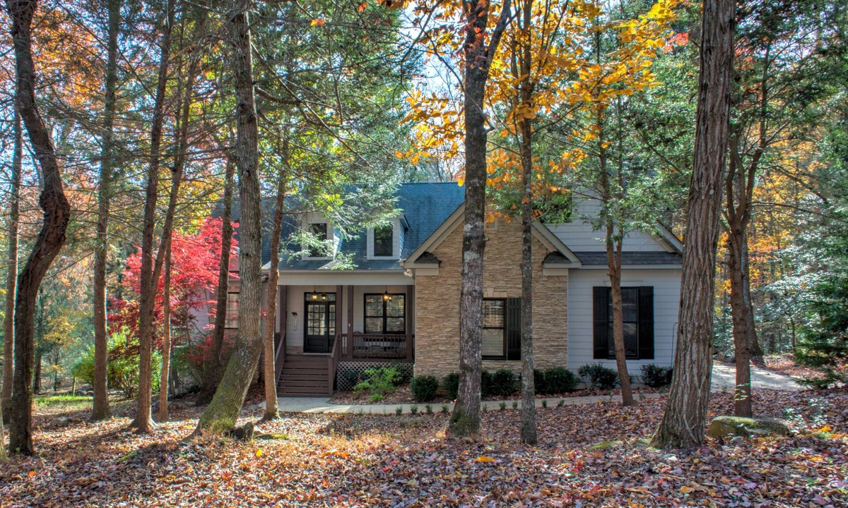 Lake Lure House | Luxury Lake Lure Home w/Resort Amenities + Biltmore Pass | 55 Min to Asheville