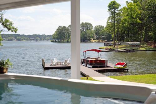 Lake Oconee House | Luxury Lakefront Hub: Golf Sim, Gym & Spacruzzi - Holiday Home