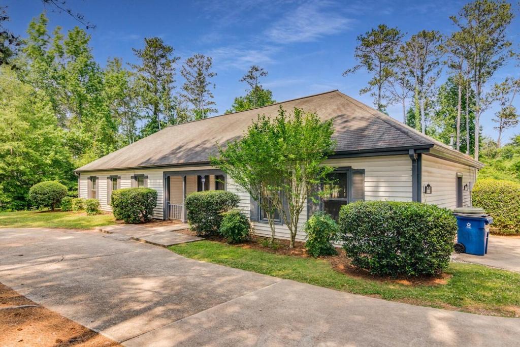 Conyers House | Luxury Poolside 4BR Sanctuary, Sleeps 8
