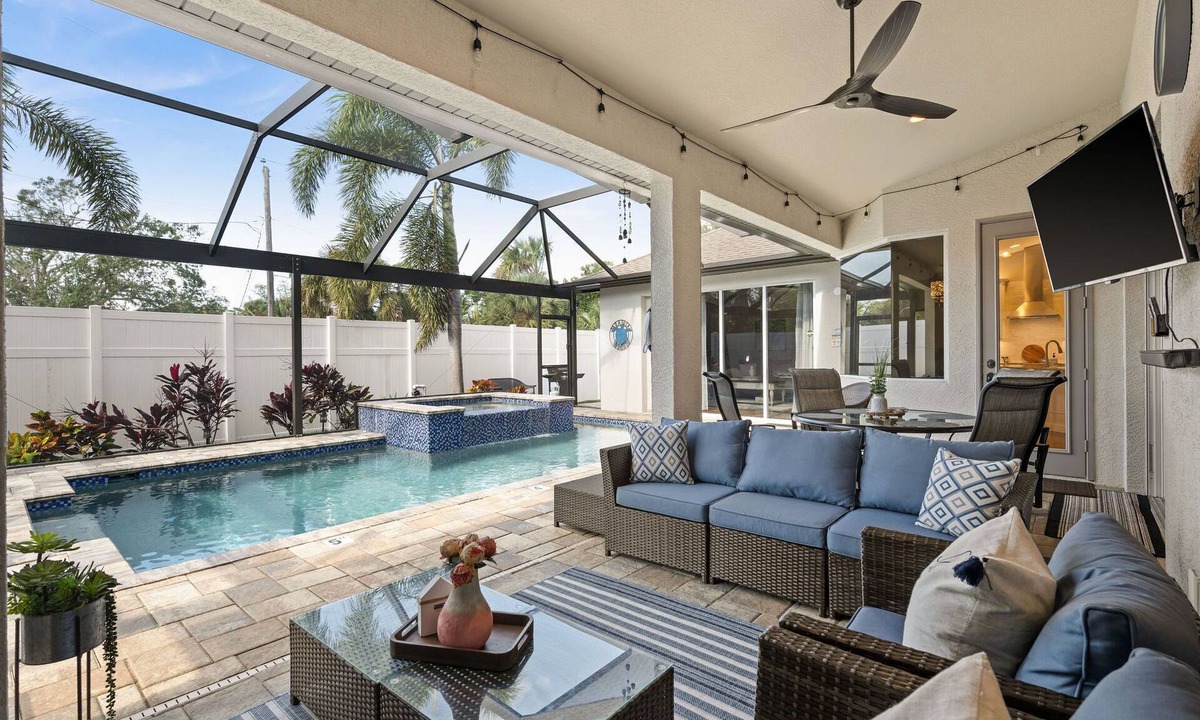 South Venice Villa | Luxury Villa-Private Heated Saltwater Pool & Spa-6 Min to Manasota Beach