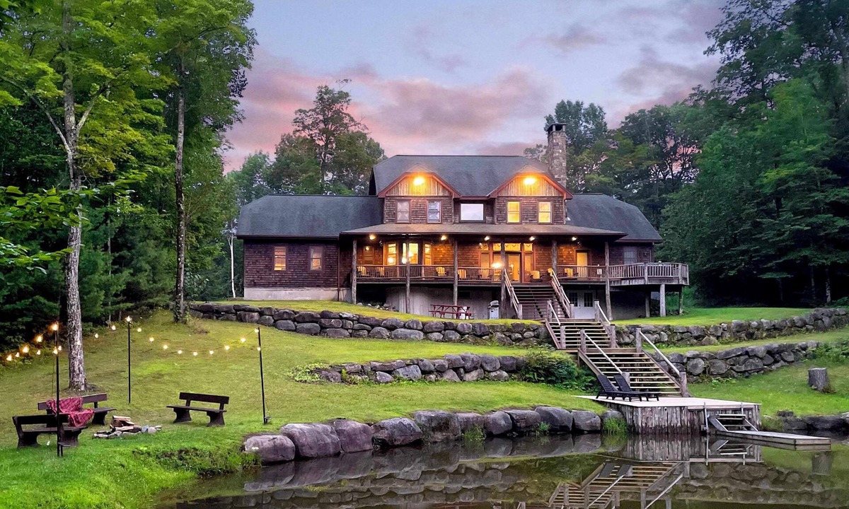 Minerva House | Luxury Waterfront Retreat Treehouse, Hot Tub & Fireplace