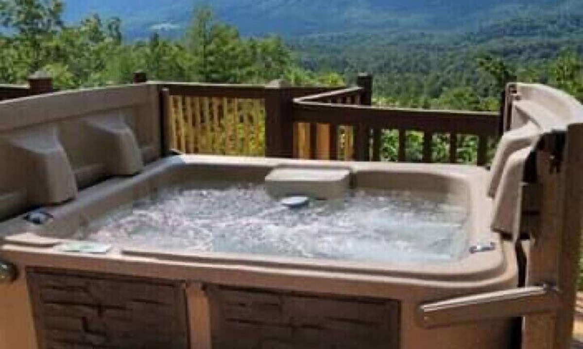 Townsend Cabin | McDaniel's Misty Blue ~ Cozy & Quaint Cabin w/Exceptional Smoky Mountain Views
