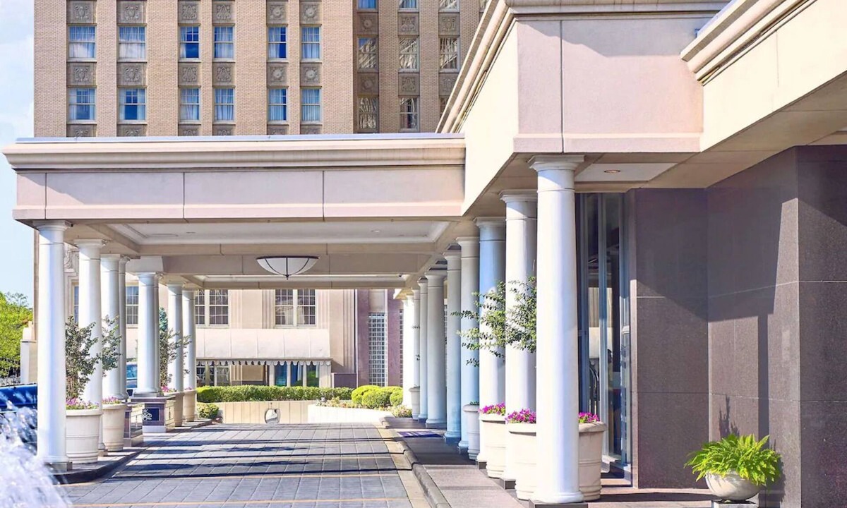 Central West End Hotel | Minutes away from Missouri Botanical Garden! Pets Are Welcome! Parking, Pool!