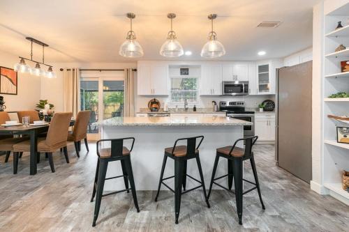 Gainesville House | Modern & Tasteful Pool Home