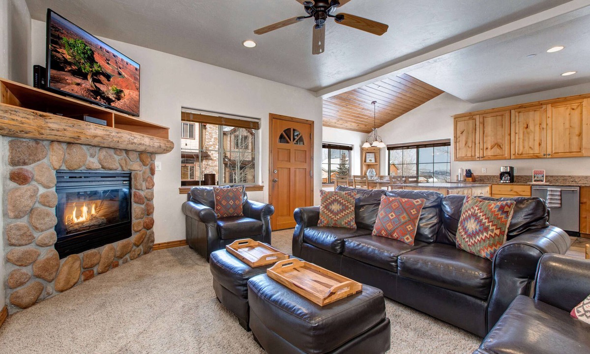 Bear Hollow Village House | Moose Mgmt at Bear Hollow 5478: Pvt HotTub-Garage-Dogs Welcome-On Free Bus Route