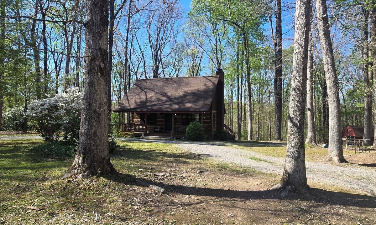 Fairview Cabin | Nature Lovers Paradise- Rustic Cabin on 2 acres with a creek!