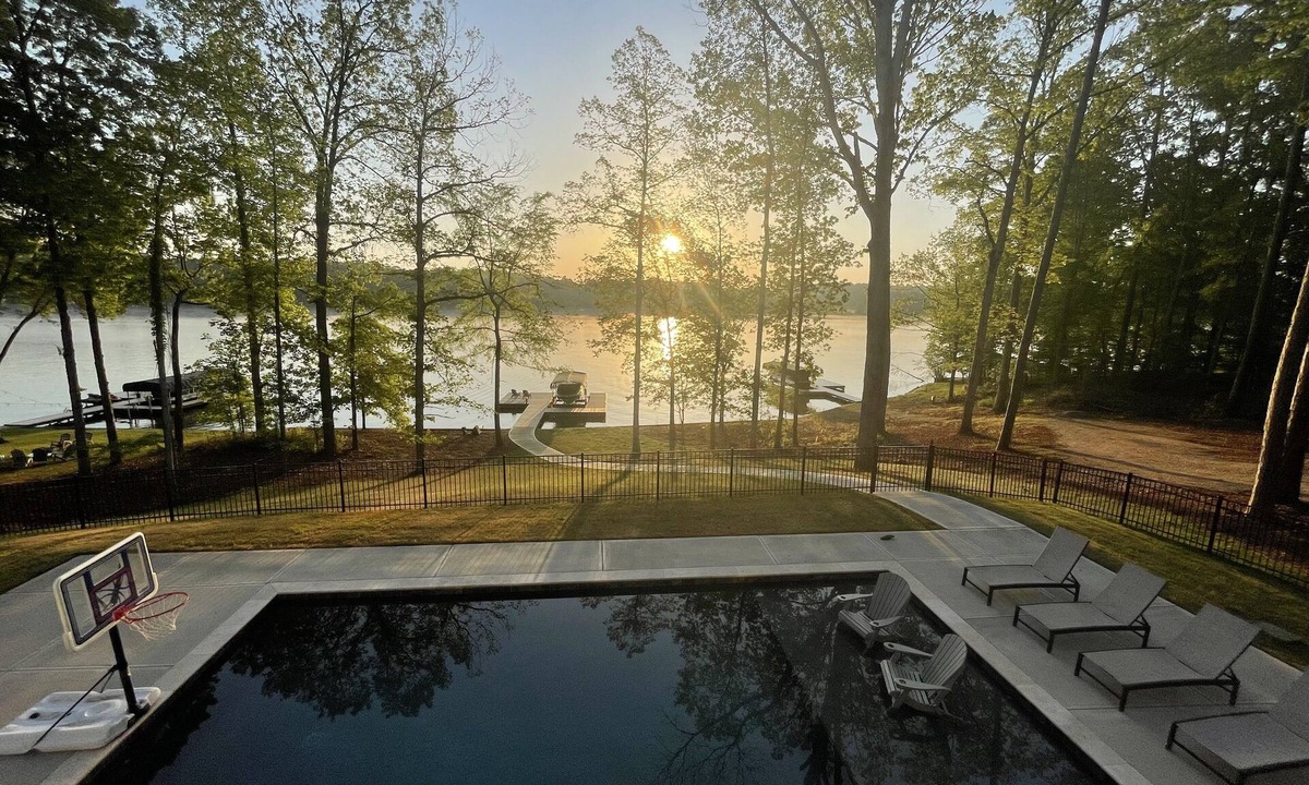 Eatonton House | New Lakefront Oasis with Private Heated Pool