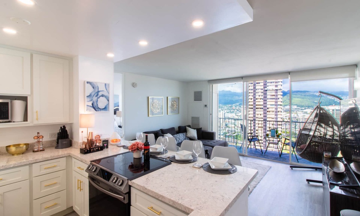 McCully - Moiliili Condo | Newly Renovated Great View & Spacious! *Pet Friendly*
