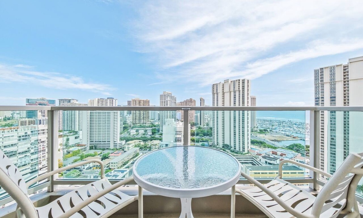 Ala Moana Condo | Newly Renovated Ocean with Queen Bed