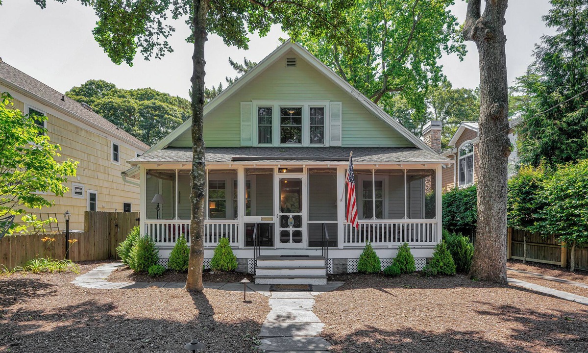 The Pines House | OCEAN BLOCK REHOBOTH BEACH CLASSIC in the PINES - SLEEPS 10 - 14 Park Ave