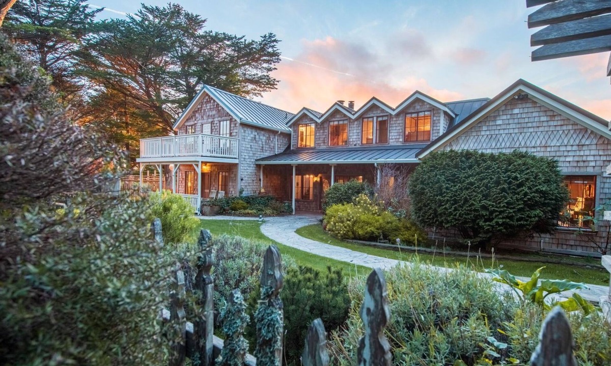 Albion House | Ocean View 7 Acre - Historic Home w/6+bds & 6+ba. 5000 sq ft- Like none other!