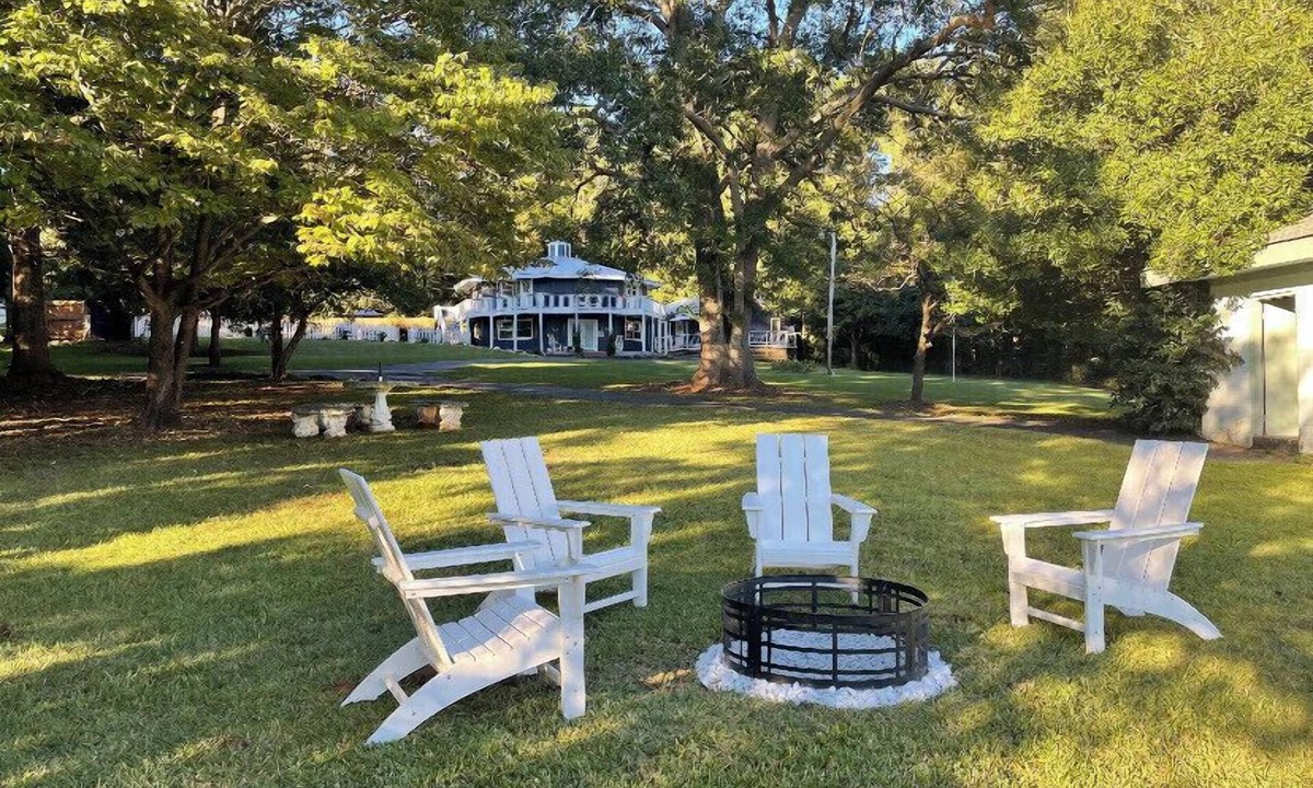Eatonton House | Palmer & Oak - Entire Lakefront Property on Lake Sinclair + Saltwater Pool