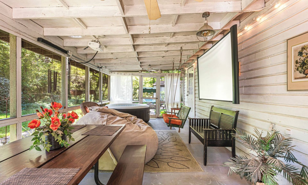 Decatur House | Peaceful 3-bedroom house with Outdoor Projector + Fire Pit in charming Decatur
