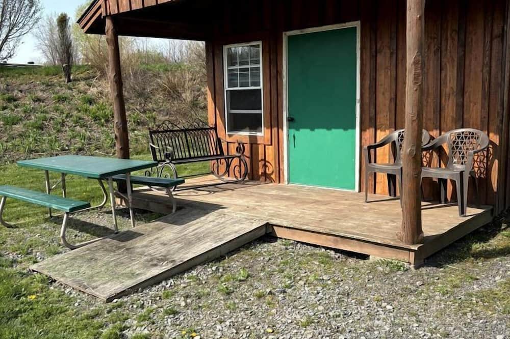Macedon Cabin | Peaceful Cabin Retreat with Picnic Table & Nature Views in Macedon, New York