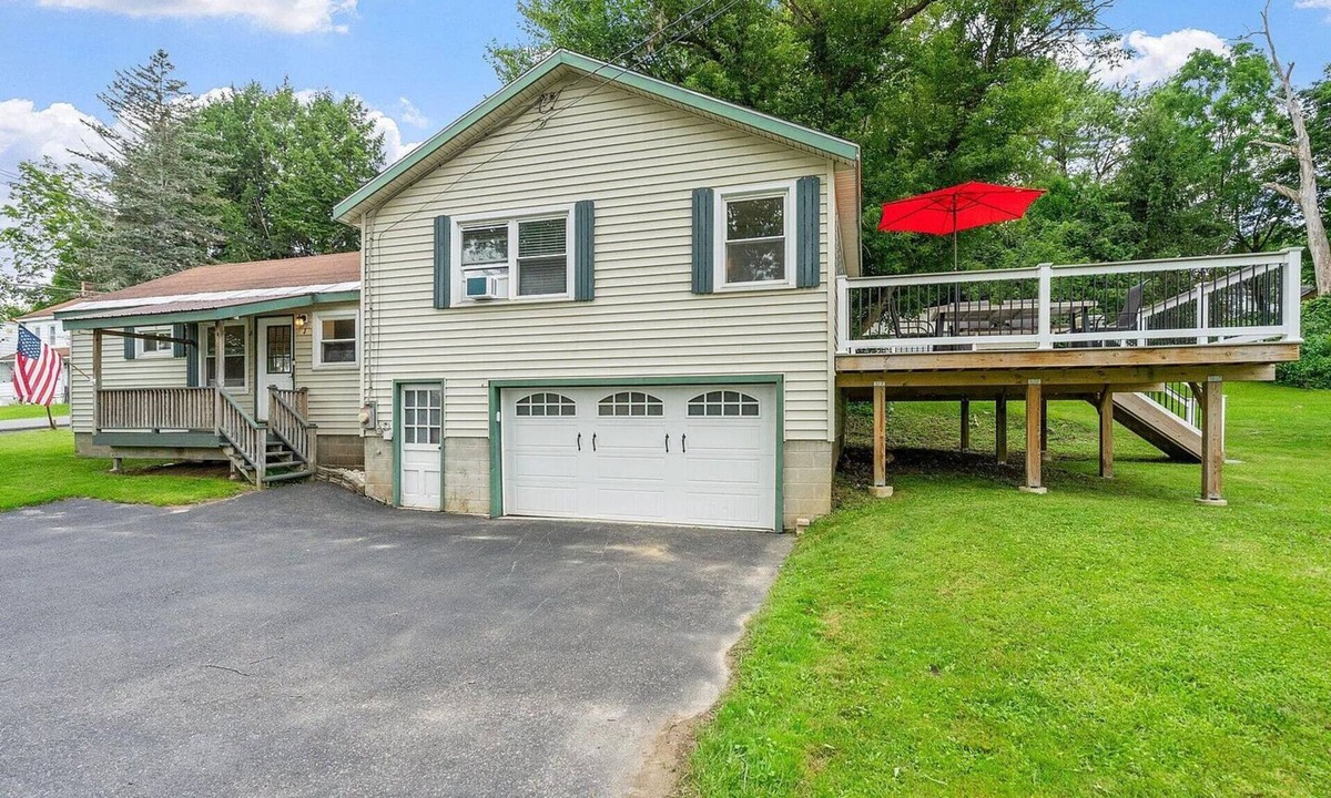 Mayfield House | Peaceful Lake View Getaway,