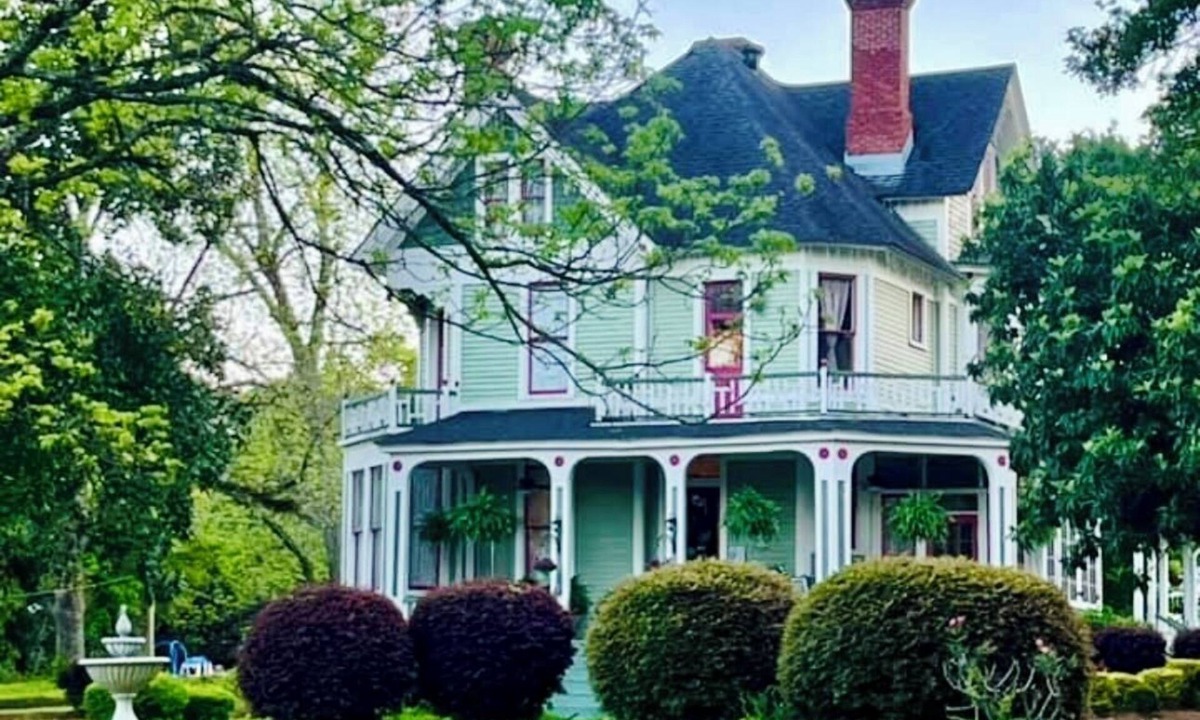 Eastman Bed & Breakfast | Peacock Place