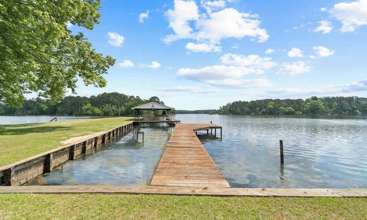 Milledgeville House | Perfect Landing, Sleeps 14, Outdoor Lake Heaven!