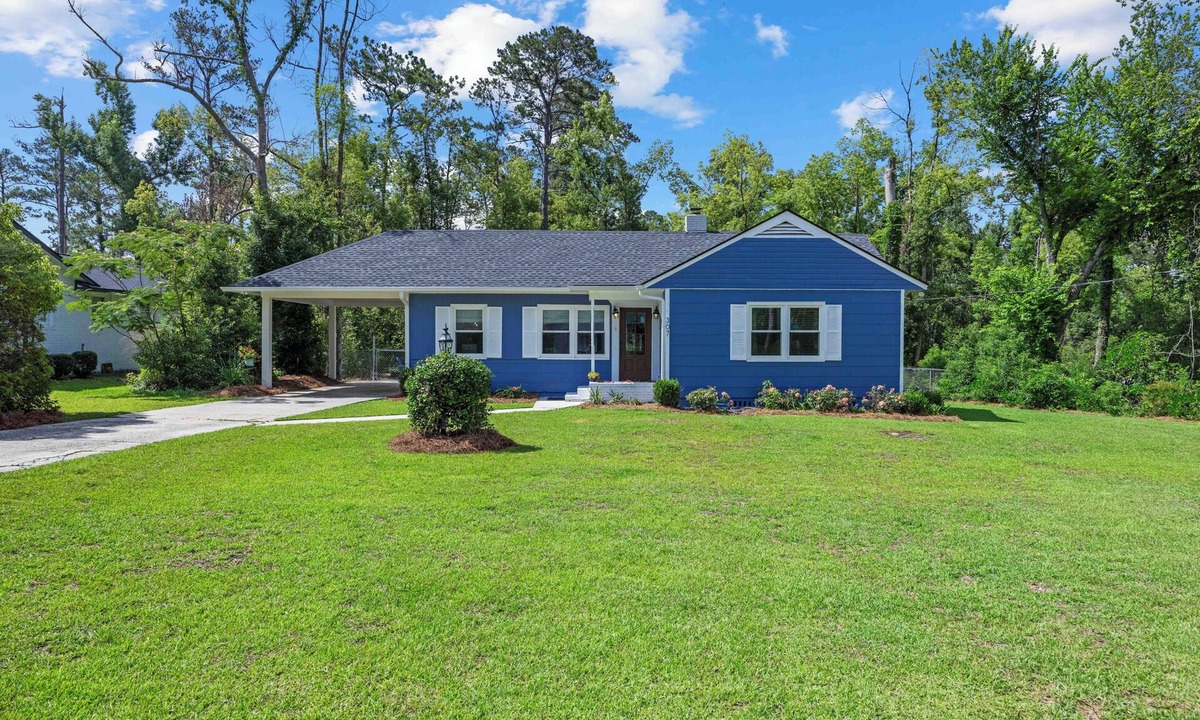 Valdosta House | Pet friendly charming craftsmen w/fenced yard & firepit. Near SGMC & VSU & Eats