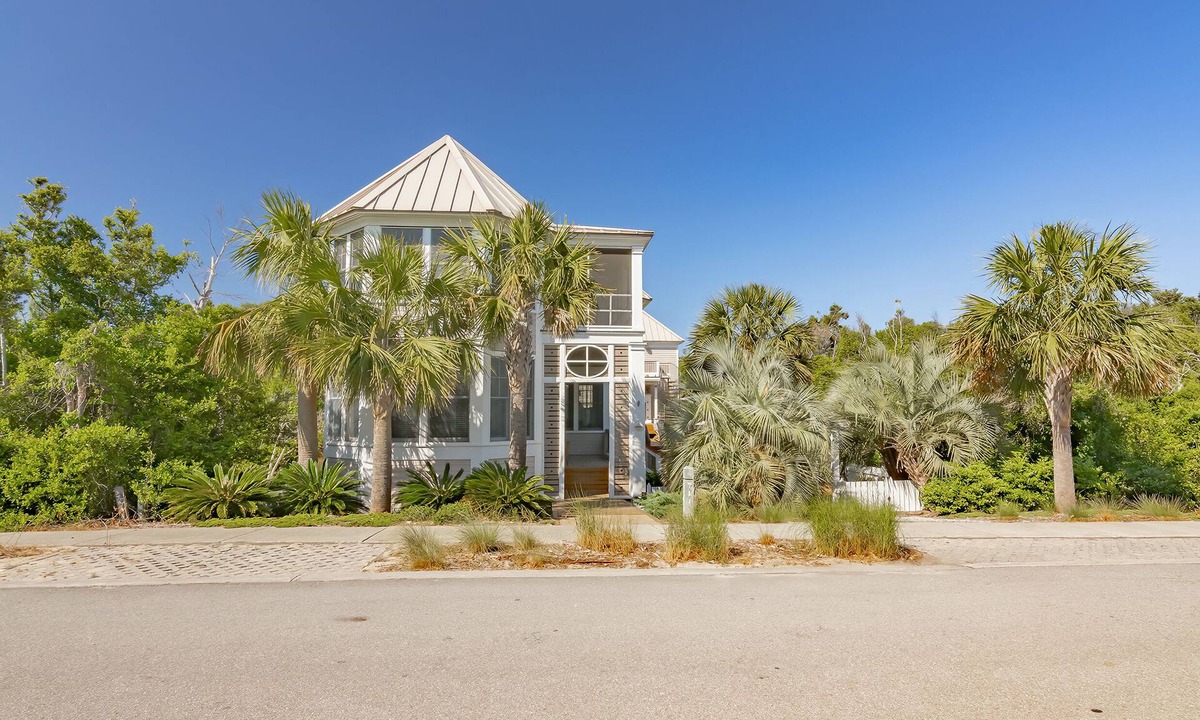 Cape Fear Station House | Pet friendly home located close to the shoals club! large deck space and 2 golf carts