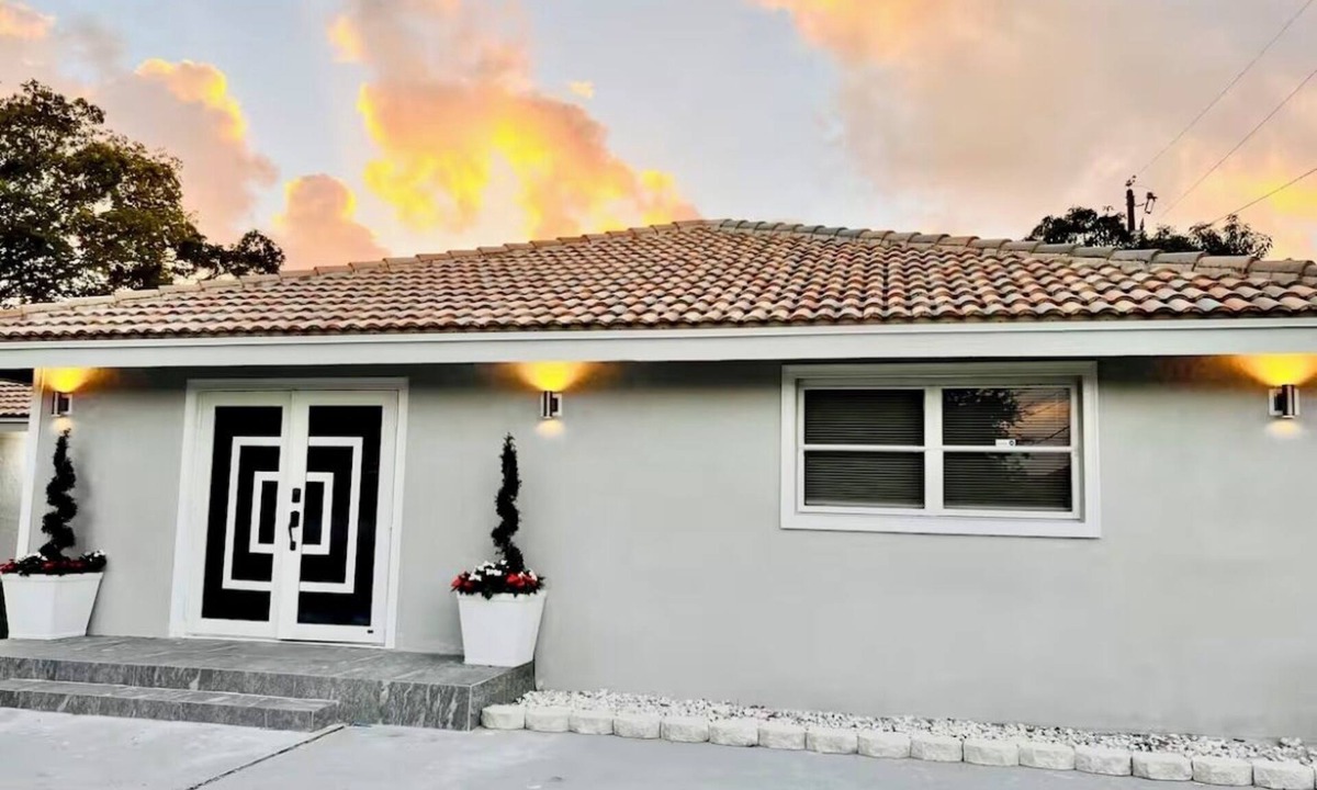 Boca Raton House | Pet friendly Unique East Boca Home 3BR Luxury Near A1A Fireplace &Chef’s Kitchen