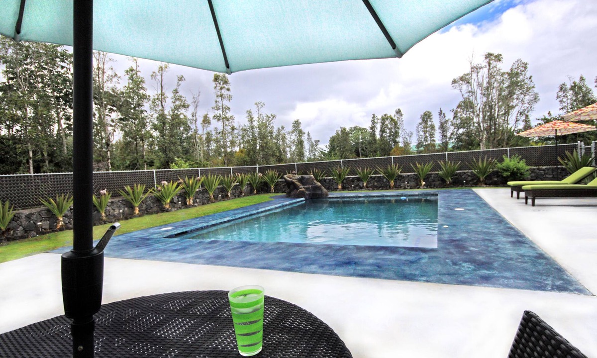 Keaau House | Plantation Style Home on 2 Acres with Pool with Air conditioning.