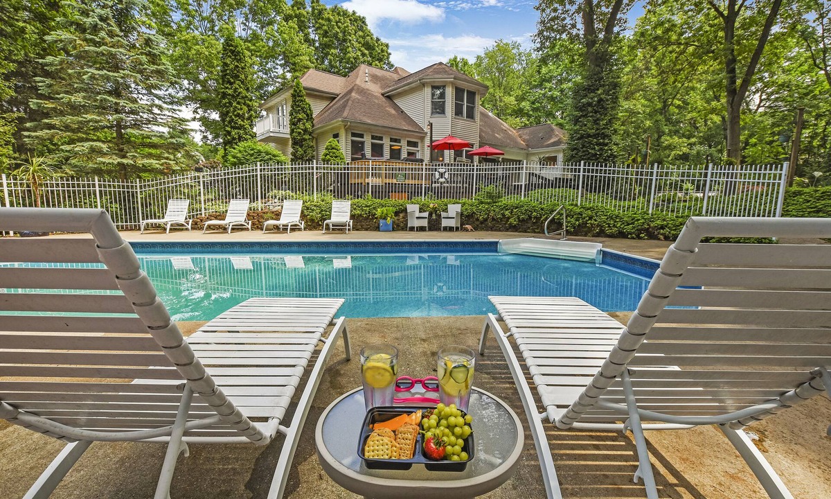 Battle Creek House | ★Private Oasis Heated Pool, Hot Tub, Koi Pond, Waterfall, Theater Room & More!