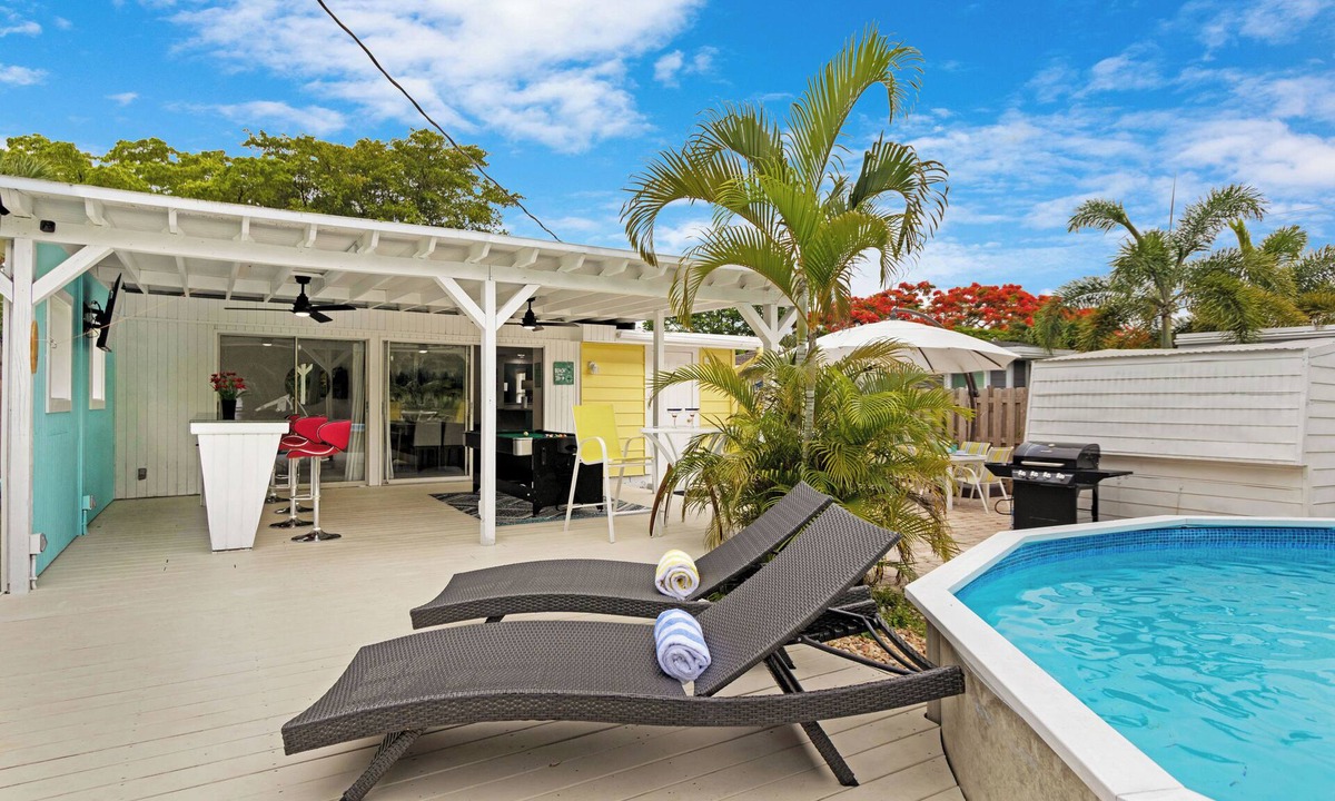 Pompano Beach House | Private Pool, Bar, Putt Green, Jet Tub, King Bed, quiet town 5min drive to beach