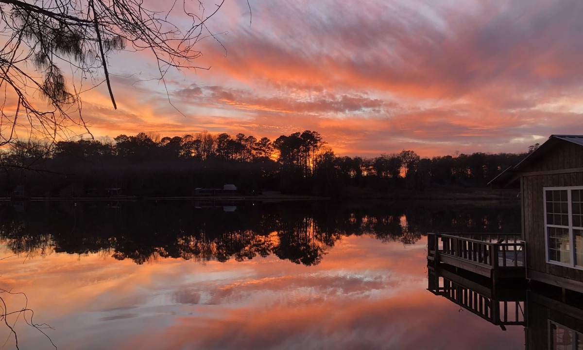 East Dublin House | Quiet 3 Bedroom Lakefront Home on Ben Hall Lake - 15 Minutes to Dublin