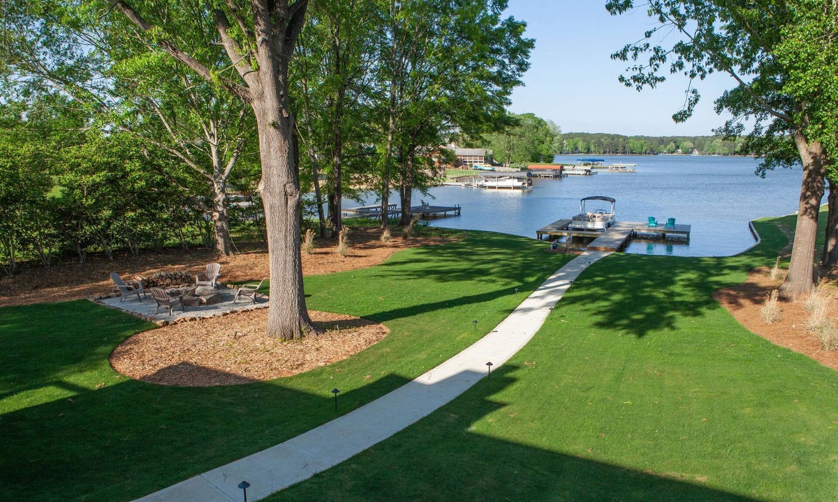 Eatonton House | RARE FIND – Beautifully decorated 4B/4.5B Lakefront Getaway! Centrally located