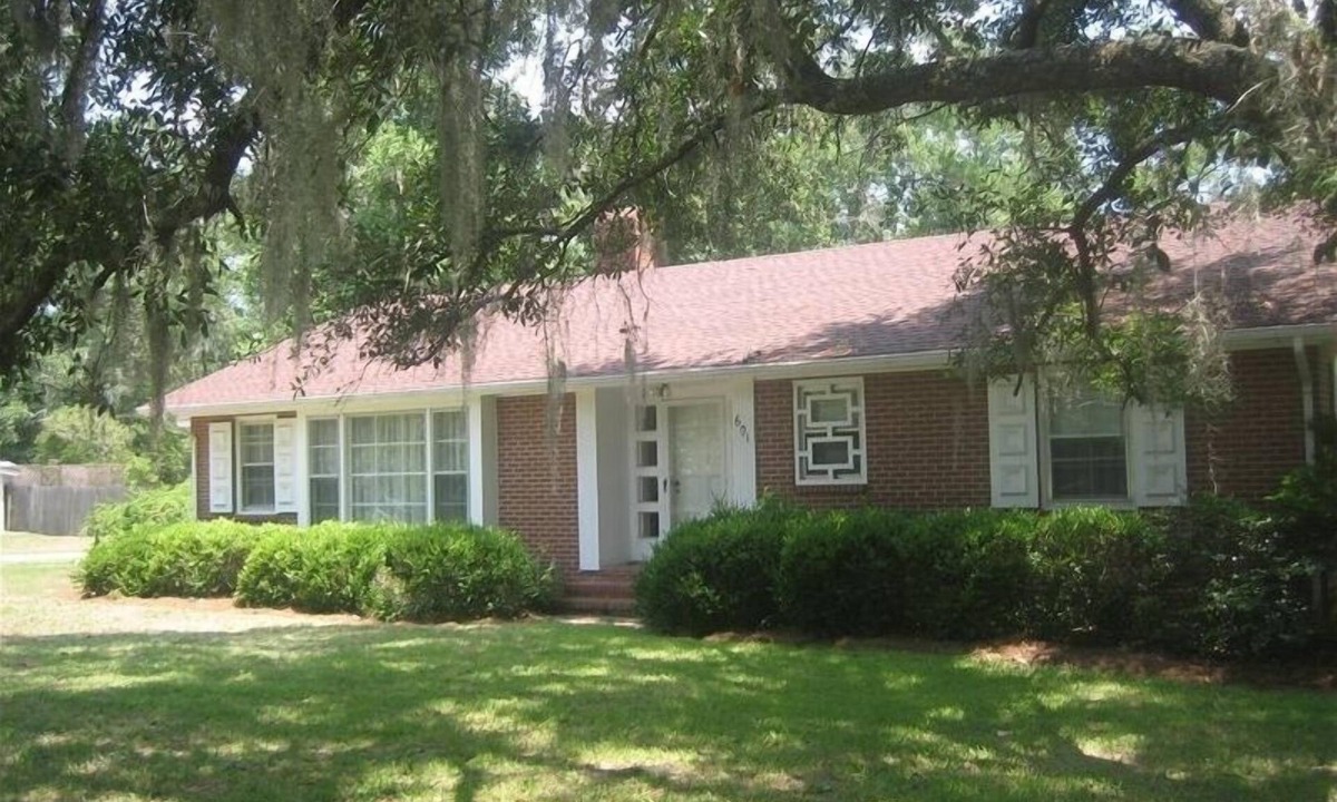 Woodbine House | Relax on the Screened Porch or Enjoy the Nearby Area Attractions