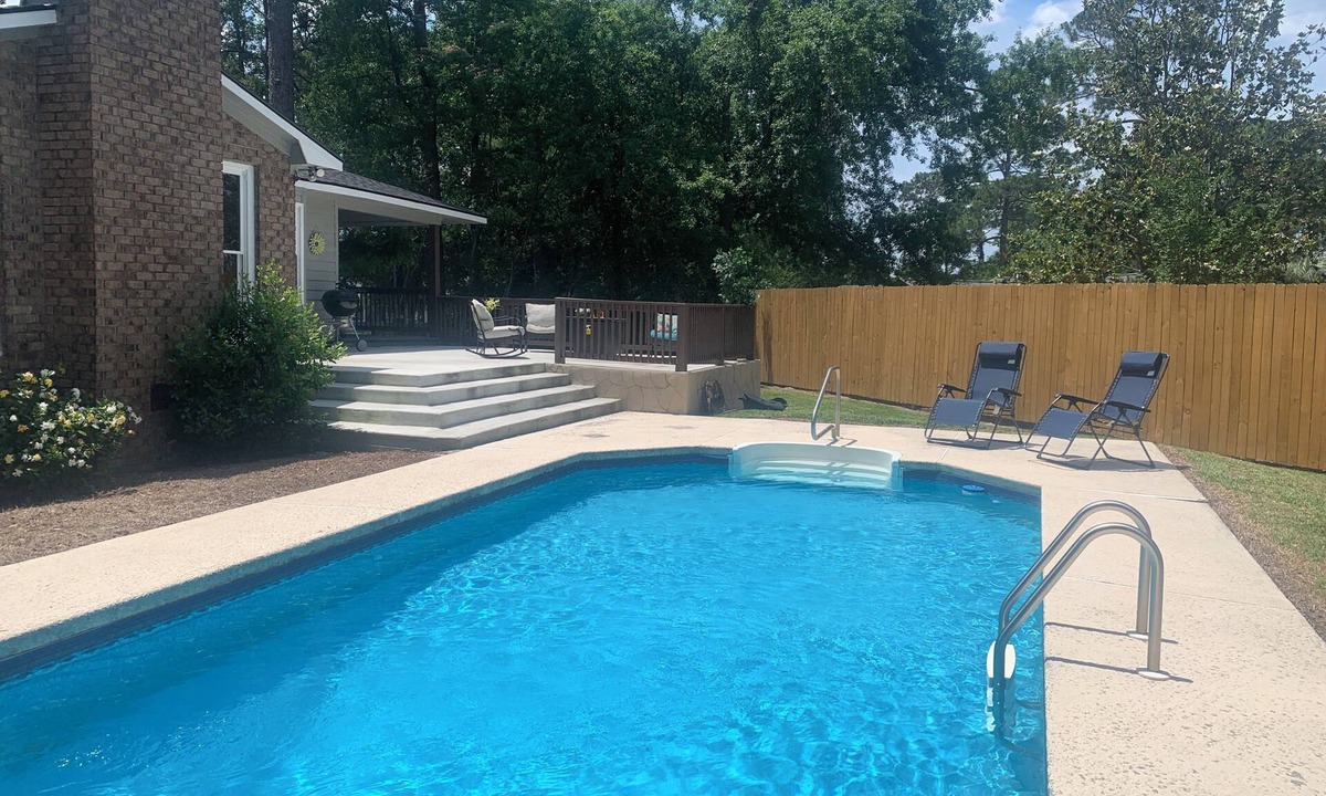Valdosta House | Relax, Swim & Unwind at Bella Casa's Private Pool Retreat Sleeps 6 Pet friendly
