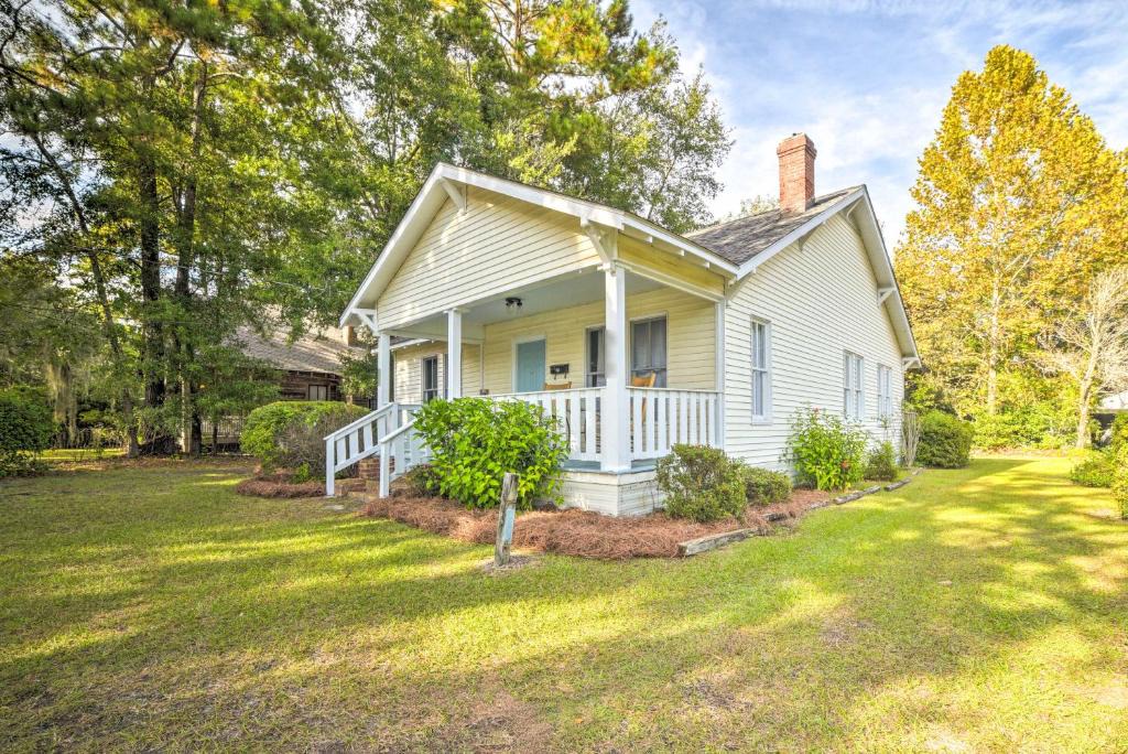 Thomasville House | Remodeled Thomasville Home with Charcoal Grill!