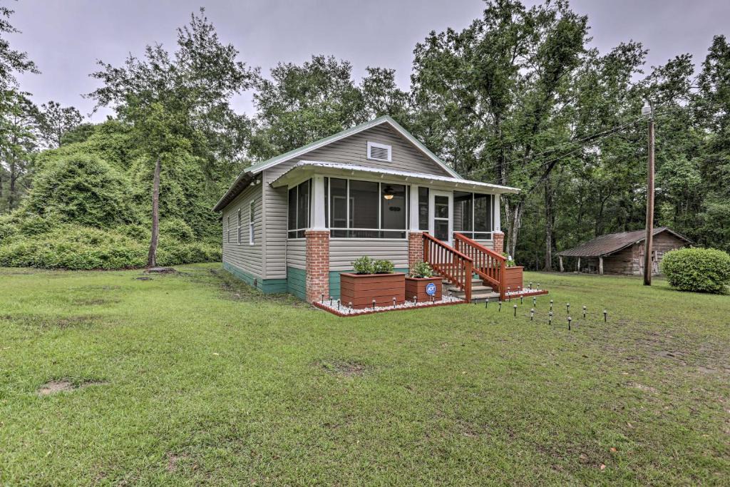 Quincy House | Renovated Home w/Screened-In Patio on Hwy 90!