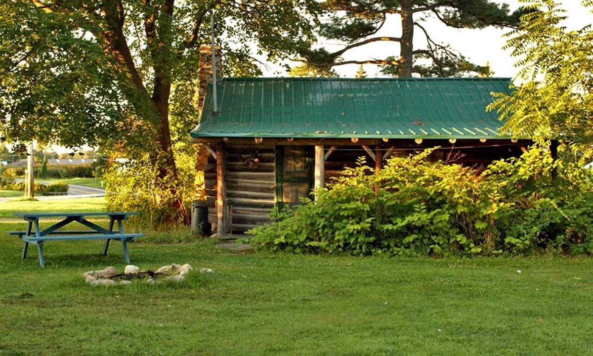 Hector Cabin | Rustic Cabin Overlooking the Beautiful Seneca Lake in New York