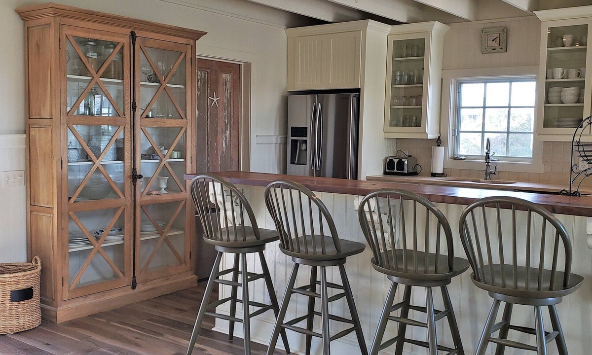 South Beach House | Salty Dog exudes relaxed beach vibes and delights with awesome ocean vistas.