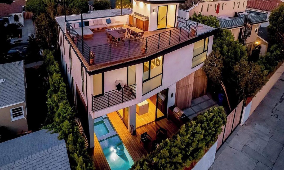 Venice House | Sanborn Villa: Modern Venice Retreat with Rooftop Lounge and Pool