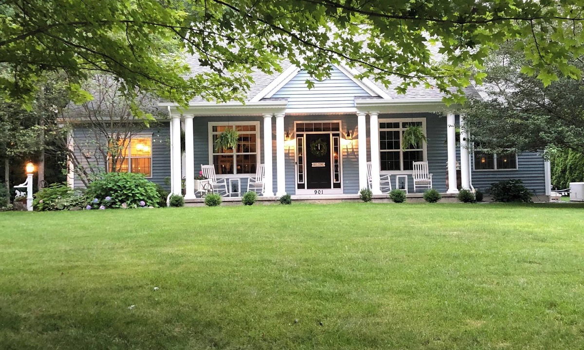 Saratoga Springs House | Saratoga Springs: TRACK, SPAC or visiting area